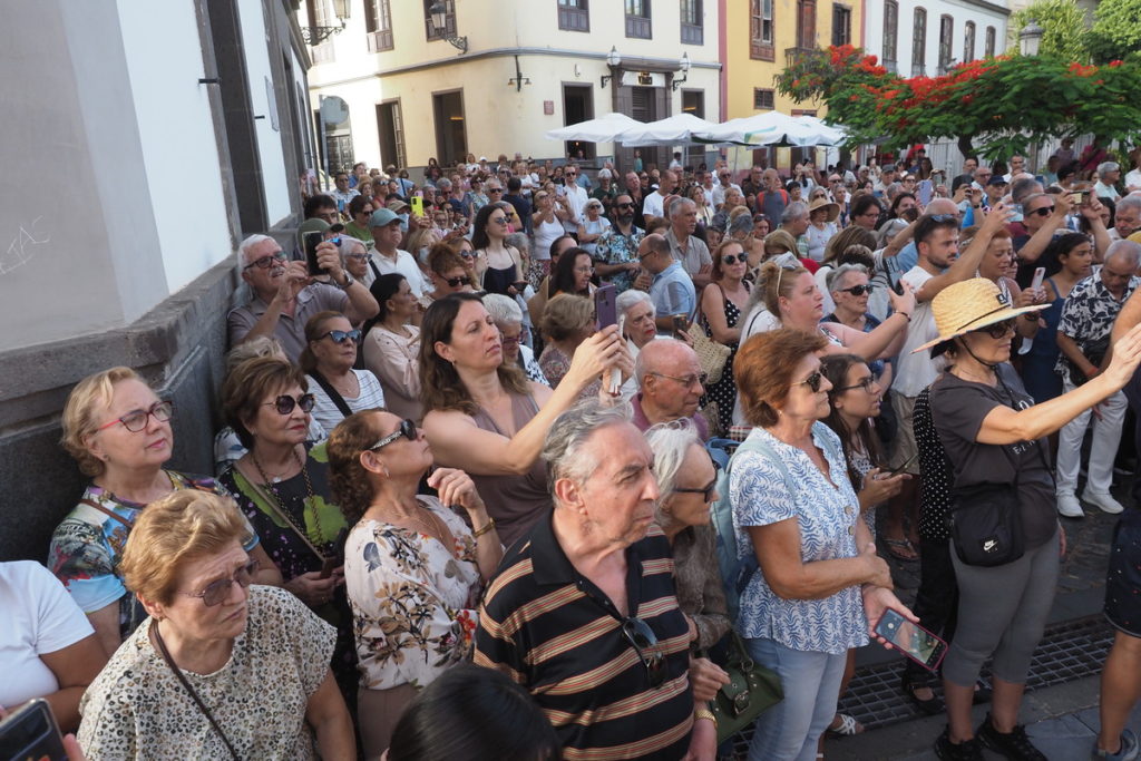 Una 'marea' de fieles acompaña a la Virgen del Carmen en su embarque en Santa Cruz de Tenerife