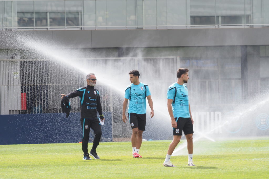 Cervera, entrenador del CD Tenerife, da instrucciones a los suyos antes del primer duelo amistoso de la pretemporada. | Sergio Méndez