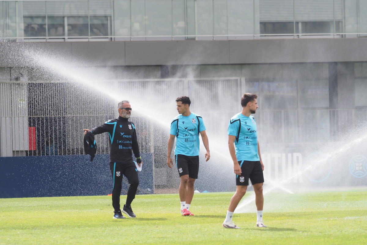 Cervera, entrenador del CD Tenerife, da instrucciones a los suyos antes del primer duelo amistoso de la pretemporada. | Sergio Méndez