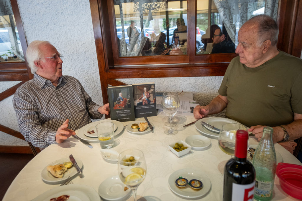 A la izquierda de la imagen, José Luis Machado Carilla, abogado, historiador e investigador, en una entrevista con el periodista Andrés Chaves. | DA