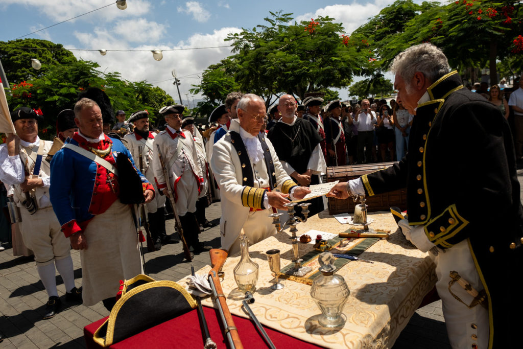 La conmemoración de la Gesta del 25 de Julio llegó ayer a su fin con el tradicional homenaje a quienes preservan uno de los episodios más relevantes de la capital tinerfeña. | Fran Pallero
