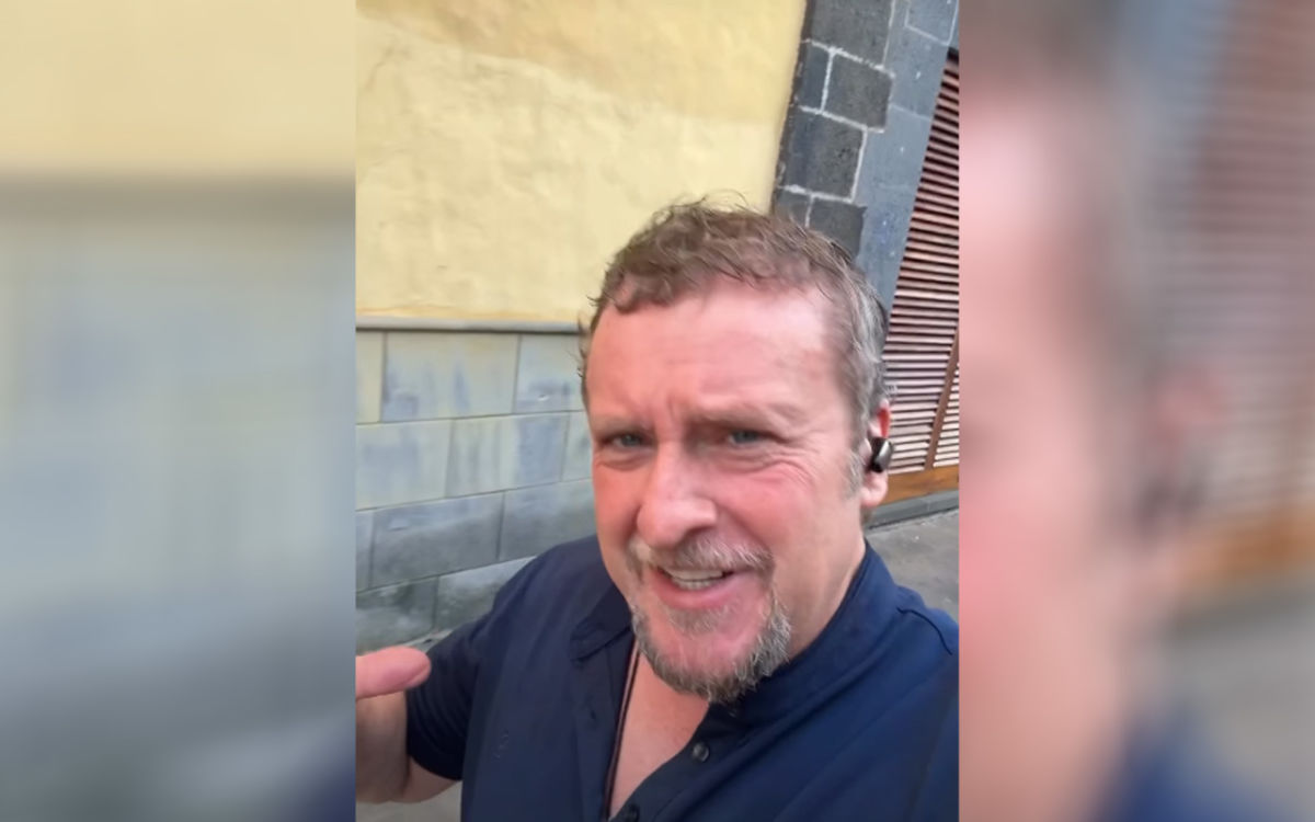 Fernando Cayo, actor de La casa de papel, durante su paseo por San Cristóbal de La Laguna en el que grabó su reflexión sobre España tras el Mundial. | Instagram