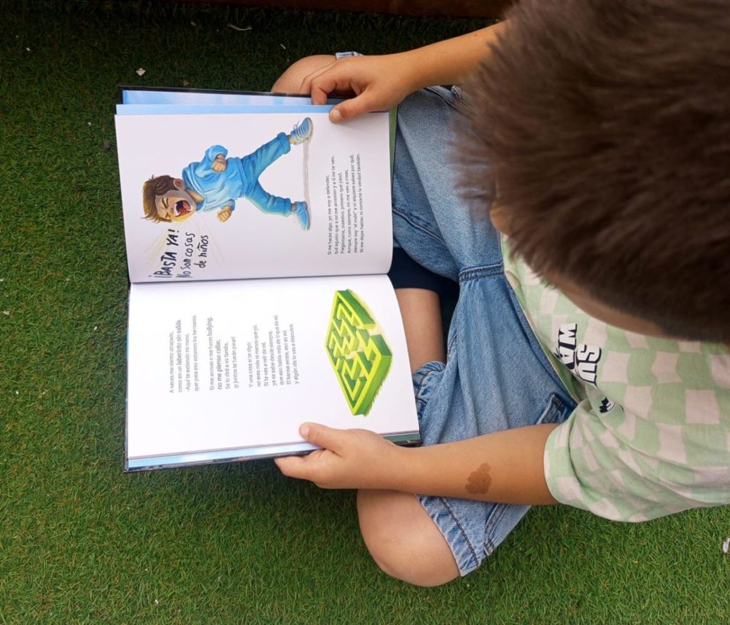 El pequeño Lucas sostiene un ejemplar del libro. | DA