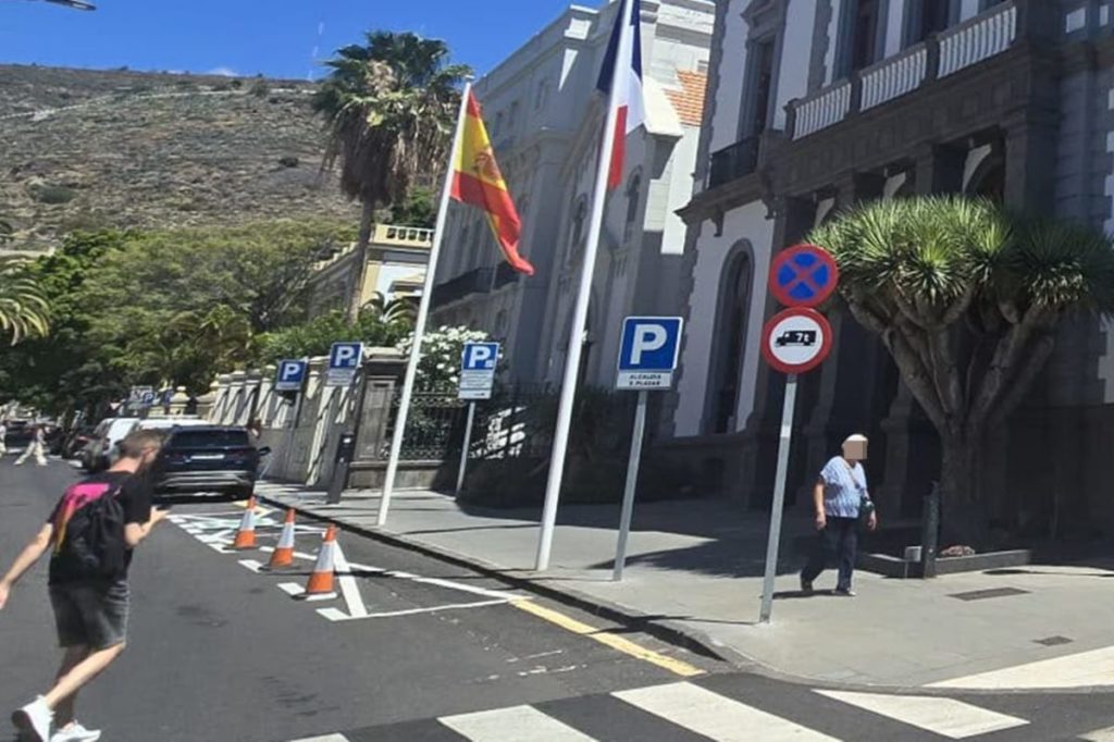 La curiosa coincidencia que 'despista' en Santa Cruz antes de la semifinal del Mundial: una bandera de Francia en el Ayuntamiento