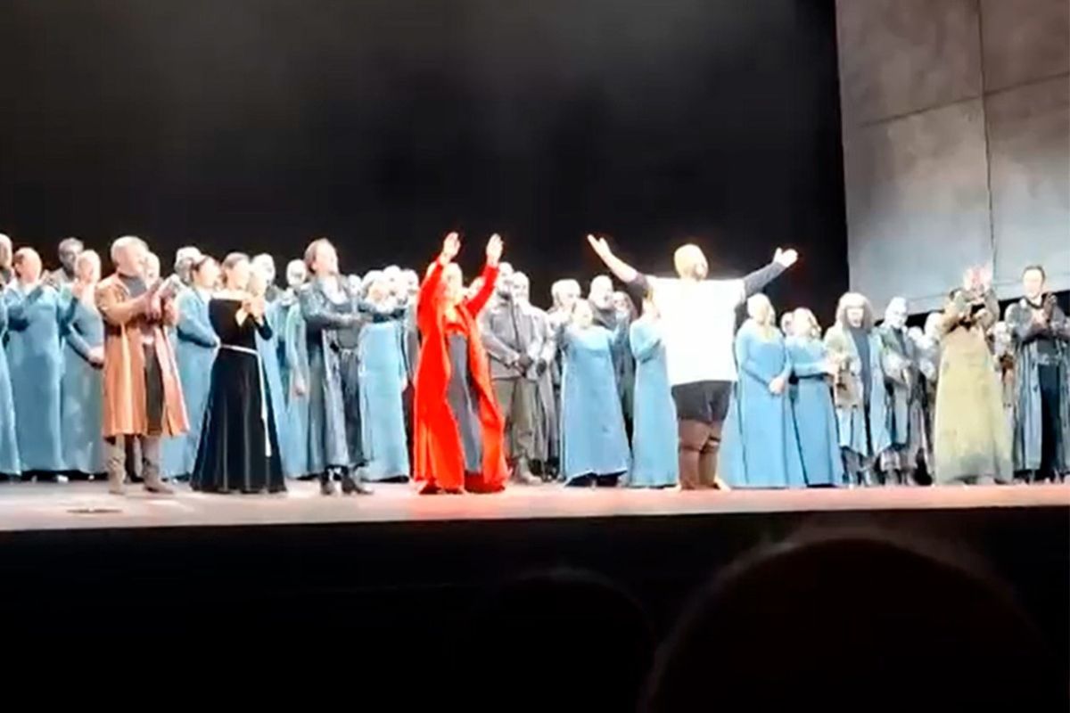 Celso Albelo se lleva una ovación en el Teatro Real de Madrid al salir con la camiseta de la selección española tras su última actuación, en honor al equipo que ganó el domingo la final del Mundial de Fútbol 2026. | DA