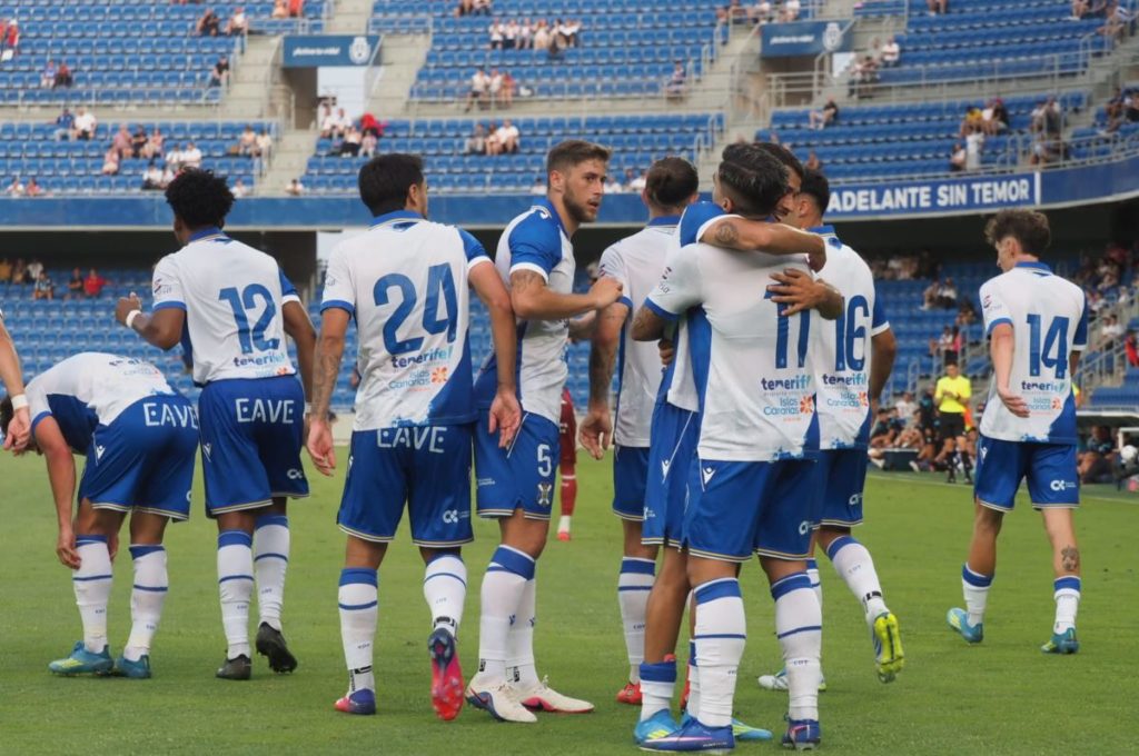 Celebración del gol de Víctor Moreno ante el Getafe FC en el primer compromiso 'serio' de la pretemporada del CD Tenerife. | Sergio Méndez