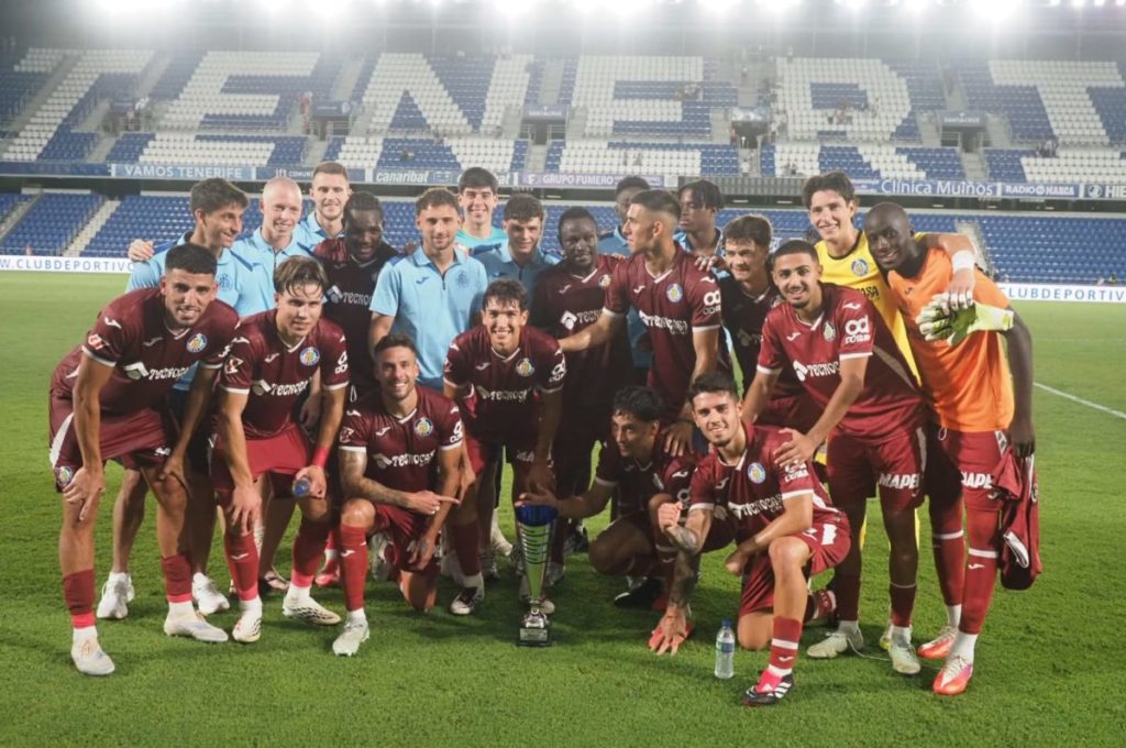 Los jugadores del Getafe CF posan con el trofeo Ciudad de Santa Cruz sobre el césped del Heliodoro Rodríguez López. | Sergio Méndez
