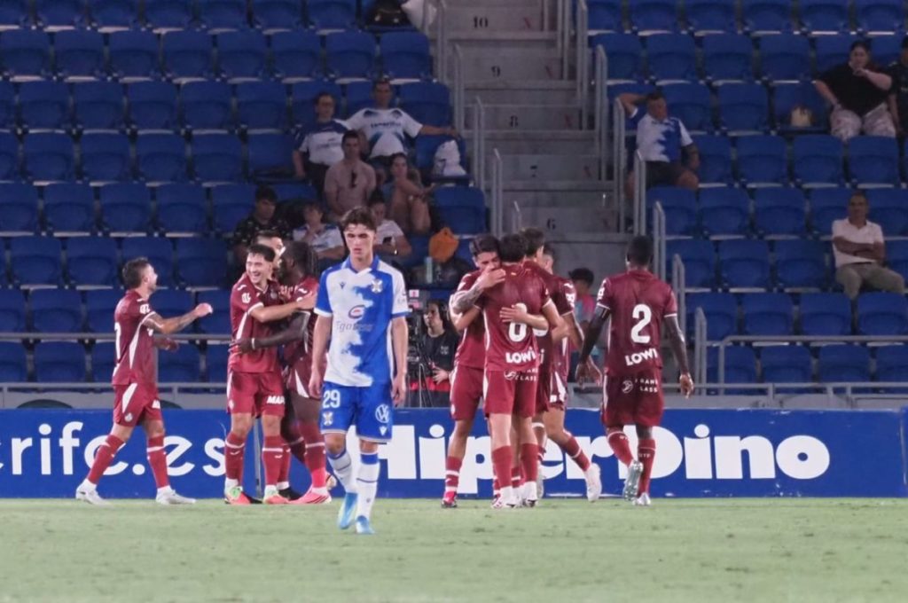 Celebración de uno de los dos goles del Getafe CF esta noche ante el CD Tenerife, en el Heliodoro Rodríguez López. | Sergio Méndez