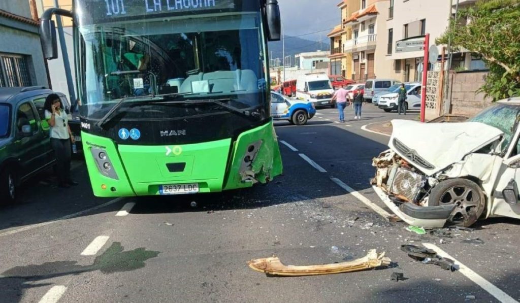 Seis heridos, uno grave, tras una aparatosa colisión de un coche y una guagua en la TF-217