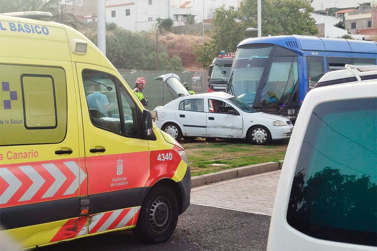 Aparatoso accidente entre un coche y el Tranvía de Tenerife.