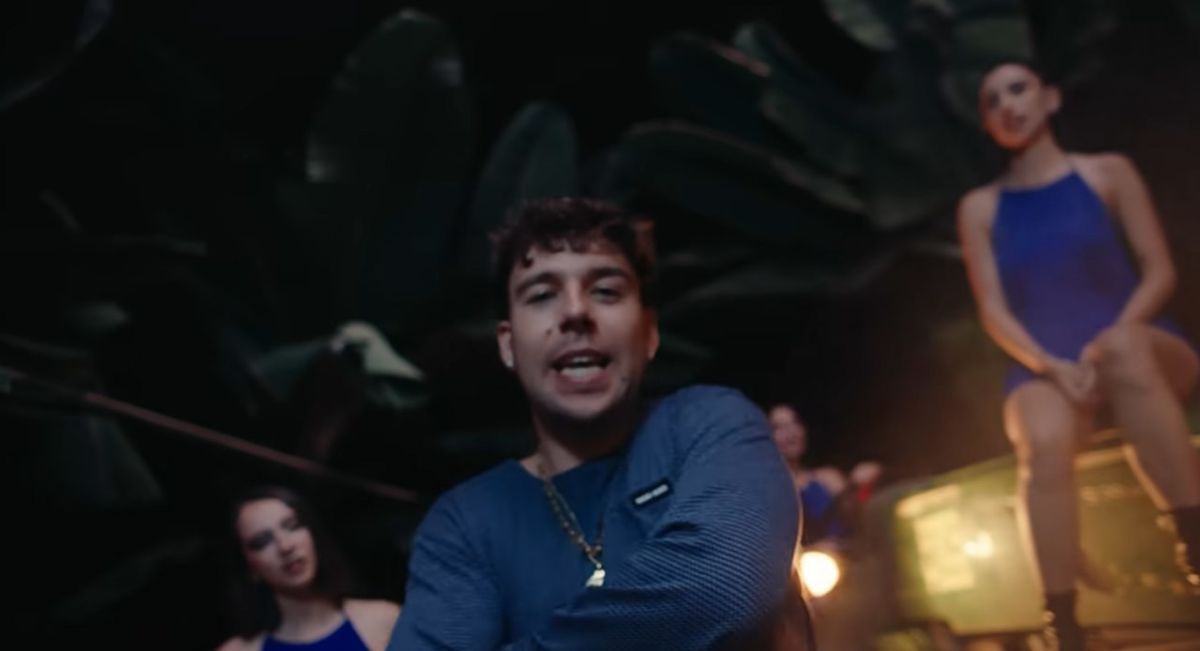 Quevedo con Nueva Línea en el videoclip de Al Golpito