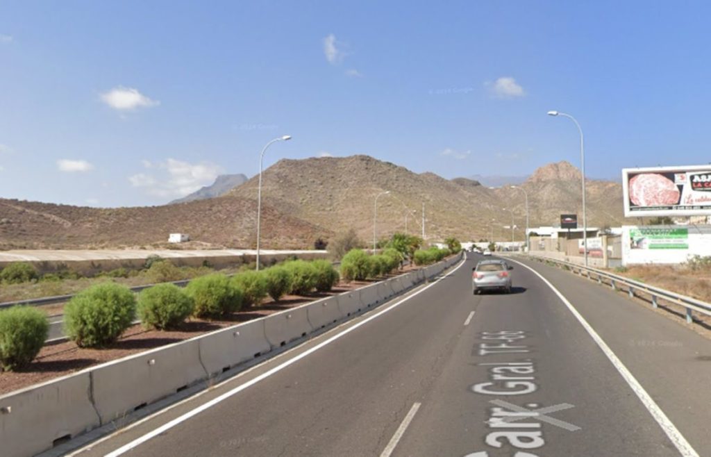 Aparatoso accidente coche-camión en Tenerife