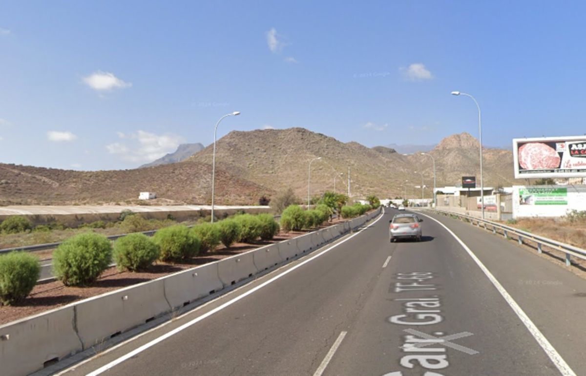 Aparatoso accidente coche-camión en Tenerife