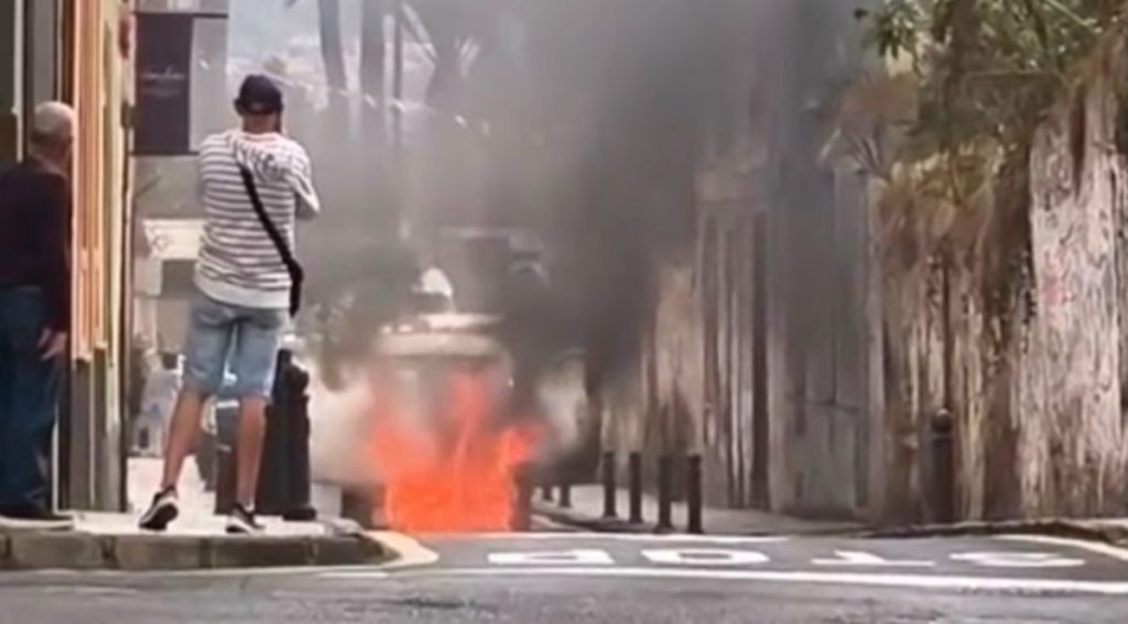 La salud es lo primero: arde su coche en La Laguna y se va para no perder la cita médica