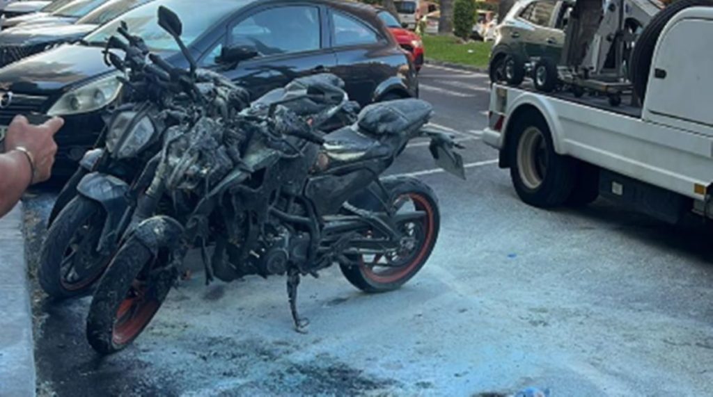 Una moto aparece calcinada en Puerto de la Cruz y su dueña busca respuestas