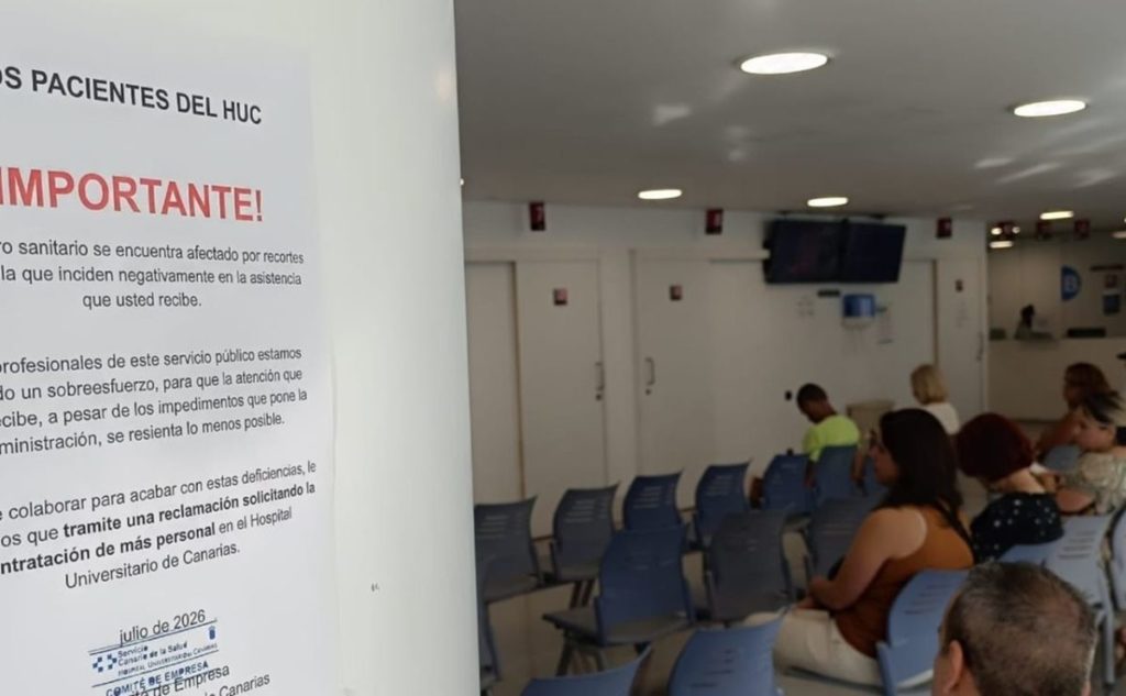 Trabajadores del HUC avisan a los pacientes: "Los recortes de personal lastran la asistencia"