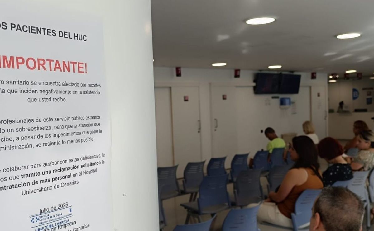 Trabajadores del HUC avisan a los pacientes: "Los recortes de personal lastran la asistencia"