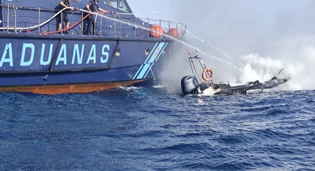 Incendio y explosión en una embarcación en el puerto de Santa Cruz en pleno Día del Carmen. La Gaceta de Canarias