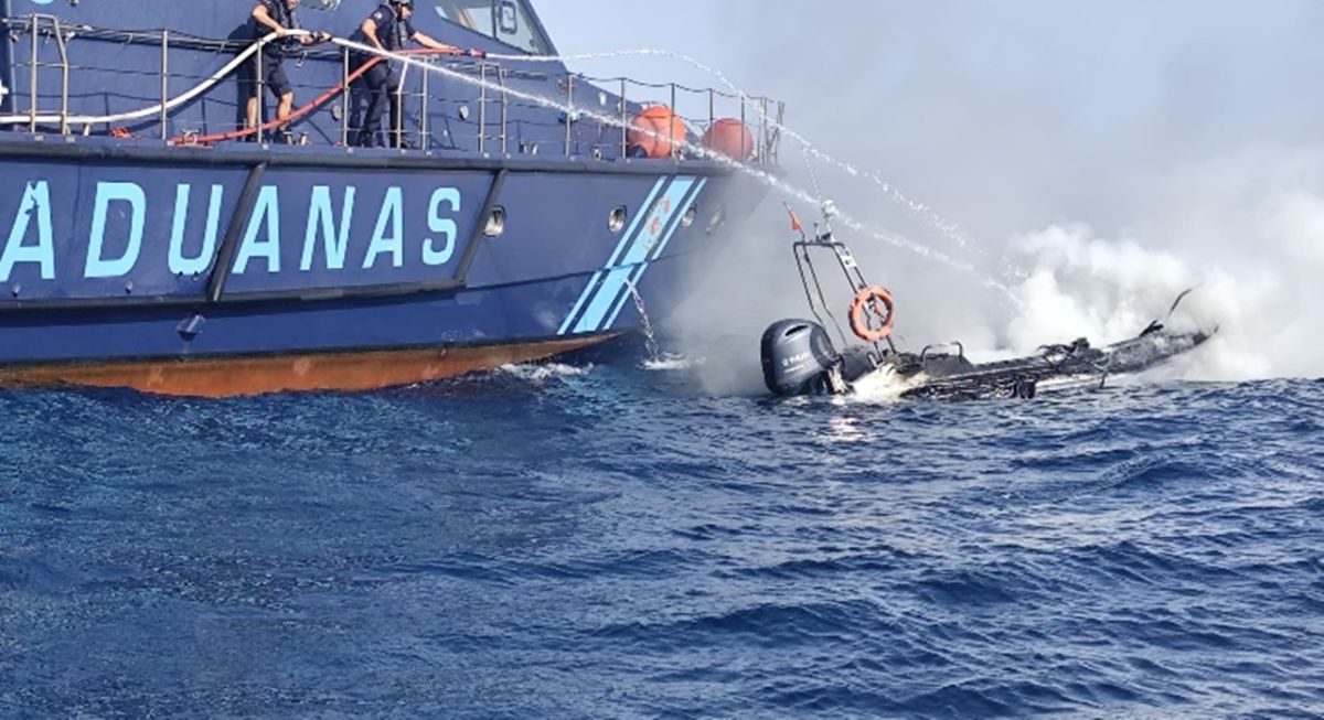 Incendio y explosión en una embarcación en el puerto de Santa Cruz en pleno Día del Carmen. La Gaceta de Canarias