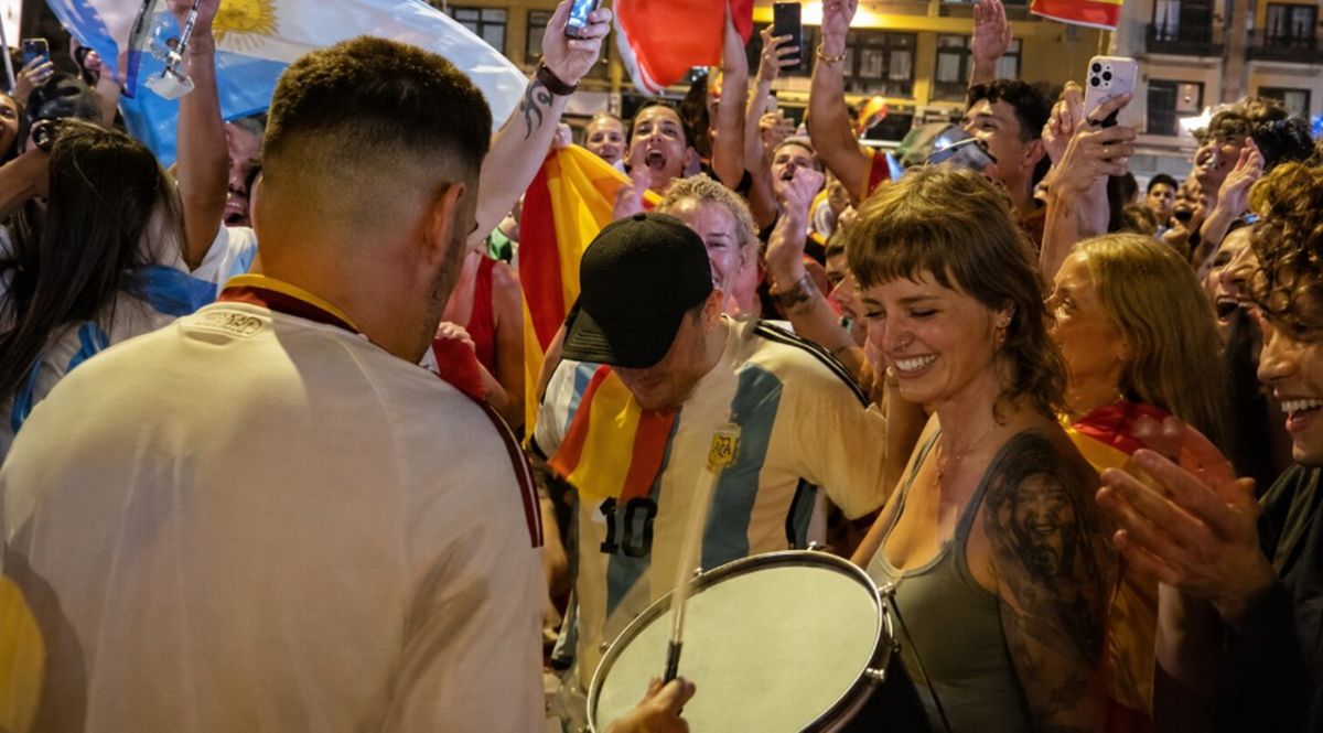 Aficionados de argentina se unen a la celebración de España en Puerto de la Cruz, tras perder la final del Mundial 2026. | TikTok