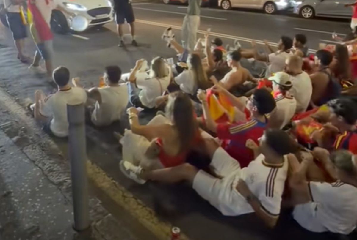 Celebración del mundial 2026 en Santa Cruz de Tenerife, donde varios aficionados han hecho el popular remo vikingo. | TikTok