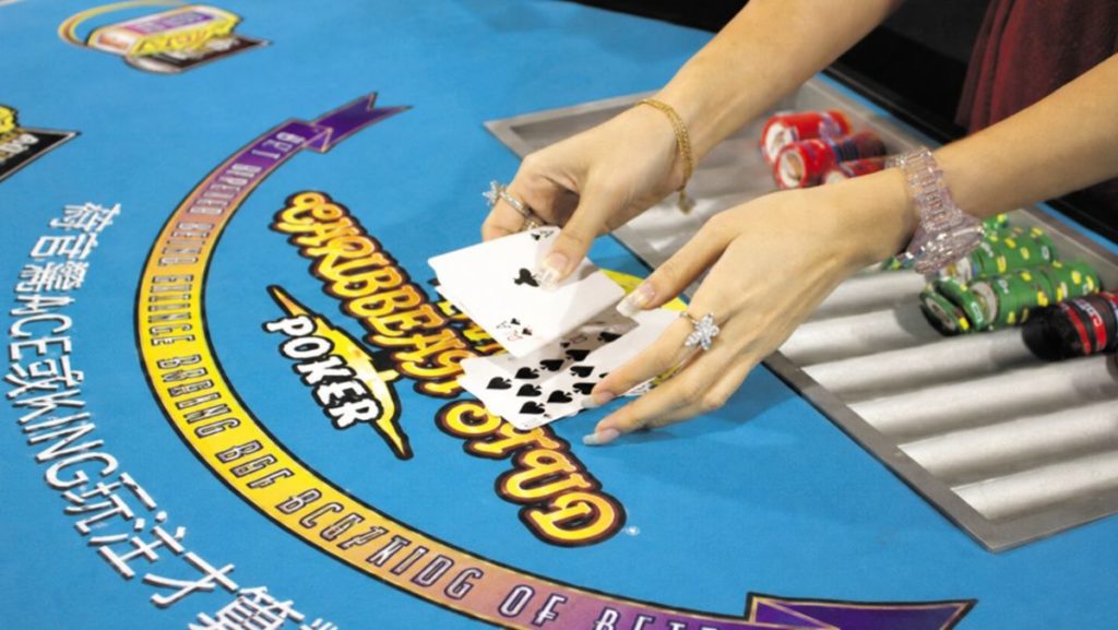 Mesa de casino con cartas y fichas
