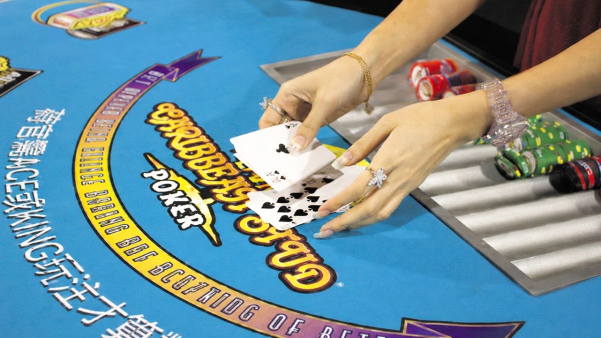 Mesa de casino con cartas y fichas