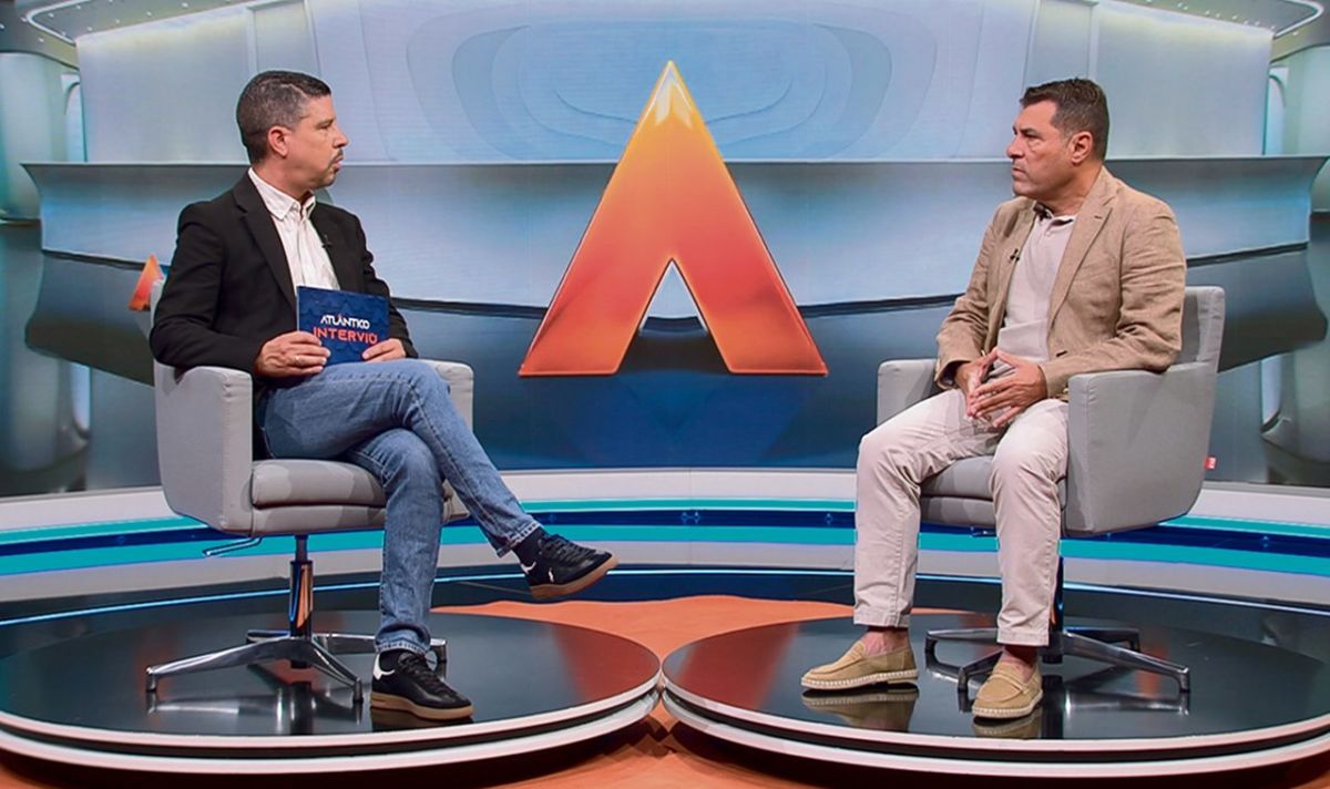 Alejandro Morales Mansito, presidente de la Federación Interinsular de Fútbol de Tenerife, en una entrevista en los estudios de ATLÁNTICO TELEVISIÓN