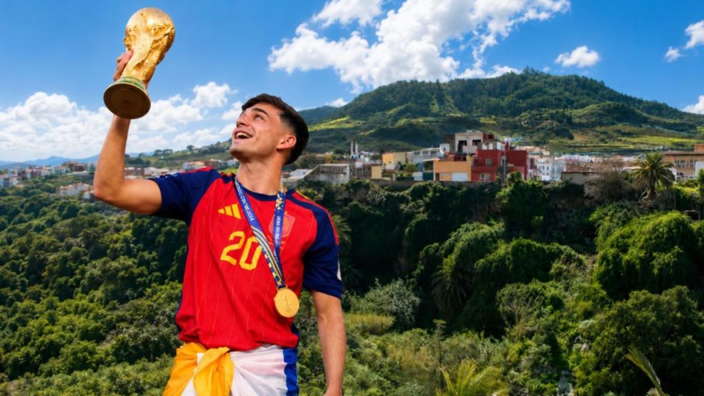 Montaje de Pedri González, campeón del mundo con España, sosteniendo el trofeo en Tegueste. | DA