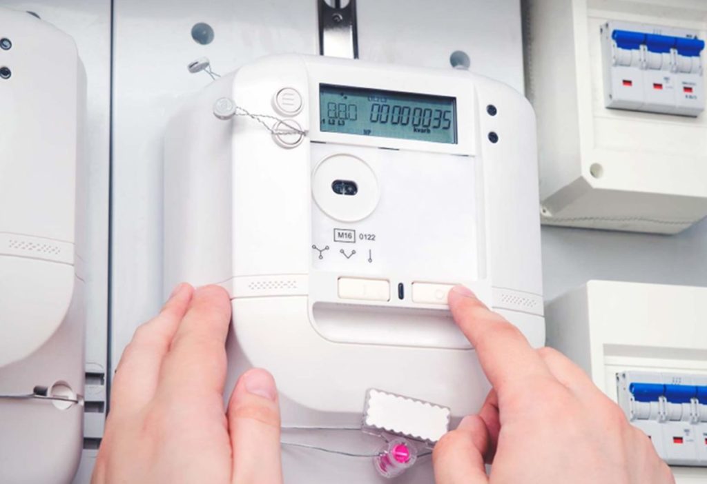 Un técnico realiza una lectura en el contador de luz de una vivienda en Canarias. | DA
