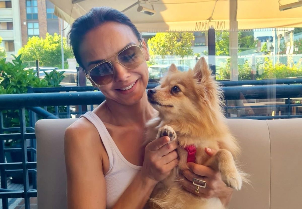 Chenoa posa con Cloe, la perra que Cristina López, una mujer de Tenerife, asegura haber reconocido como Lola, su mascota desaparecida en abril de 2024. | Instagram