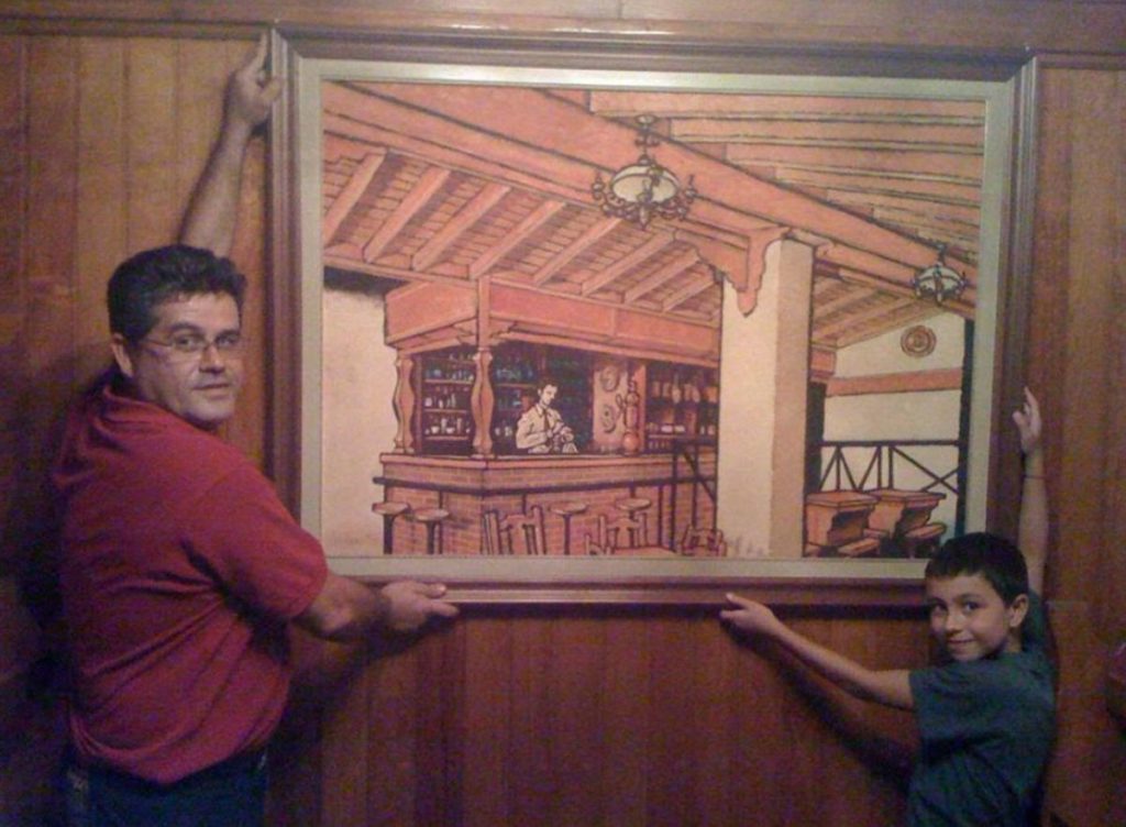 Fernando, el padre de Pedri, y Fernando, su hermano mayor, colocan un cuadro en la tasca que vio crecer al campeón del Mundial 2026. | Facebook 