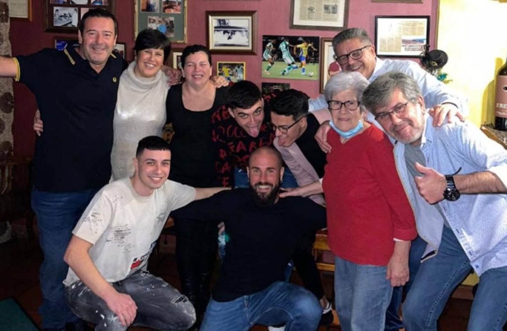 La familia de Pedri González en la Tasca Fernando, con el futbolista en el centro de la imagen. | Facebook