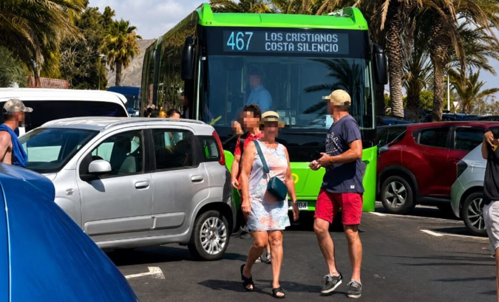 La imagen captura el momento en que una guagua de Titsa se encuentra completamente detenida en una calle de Los Cristianos. | DA