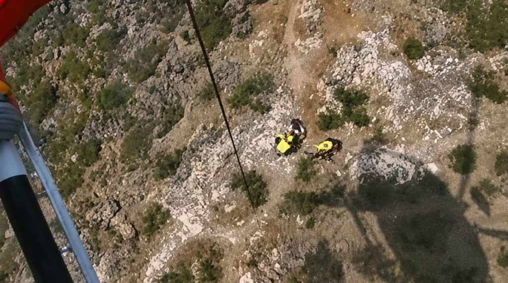 El helicóptero del GES localiza a los dos senderistas en una zona de difícil acceso de Santiago del Teide antes de proceder a su evacuación. | DA