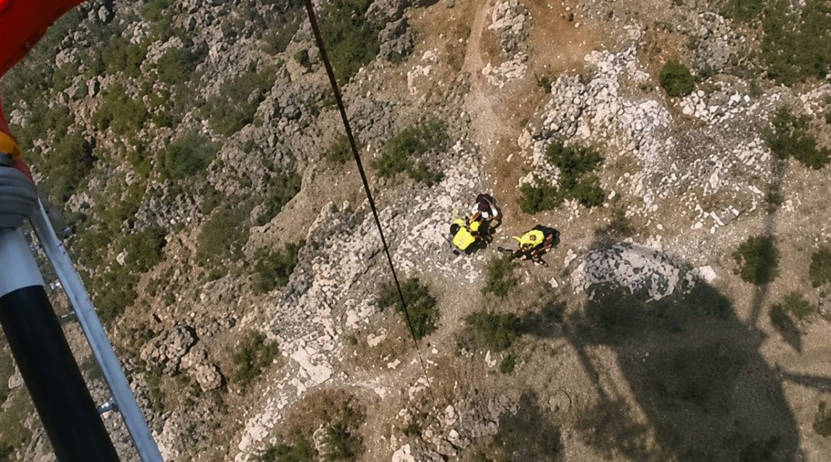 El helicóptero del GES localiza a los dos senderistas en una zona de difícil acceso de Santiago del Teide antes de proceder a su evacuación. | DA