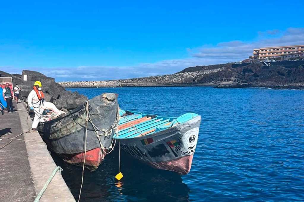 Salvamento auxilia a un cayuco escorado con 131 ocupantes cerca de El Hierro