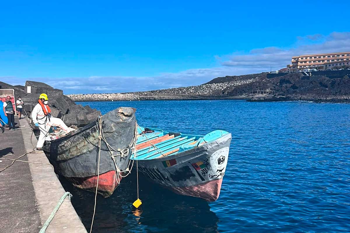 Salvamento auxilia a un cayuco escorado con 131 ocupantes cerca de El Hierro
