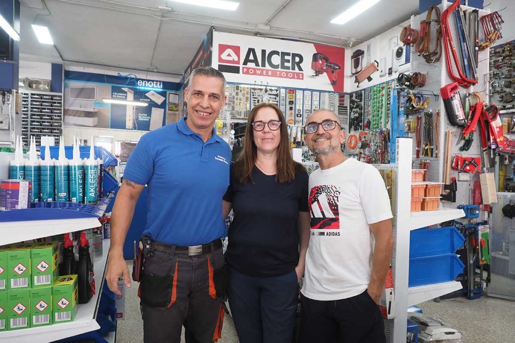 60 años entre tornillos y tinta: la historia de uno de los comercios más antiguos de Los Realejos