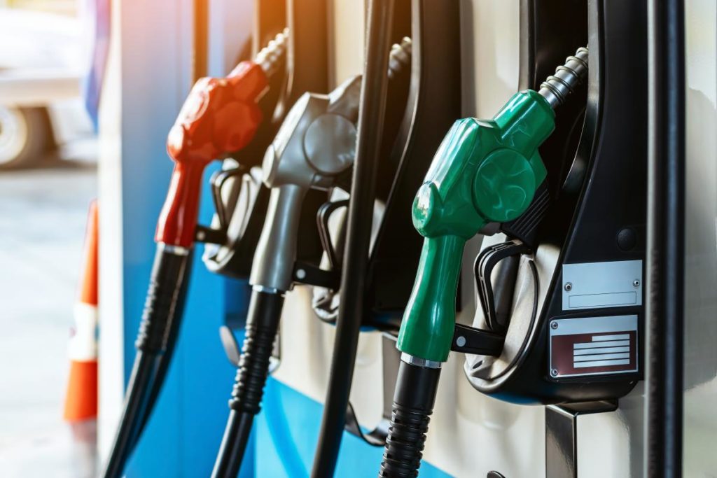 El petróleo modera su escalada tras descartar Donald Trump las tasas a la navegación en Ormuz