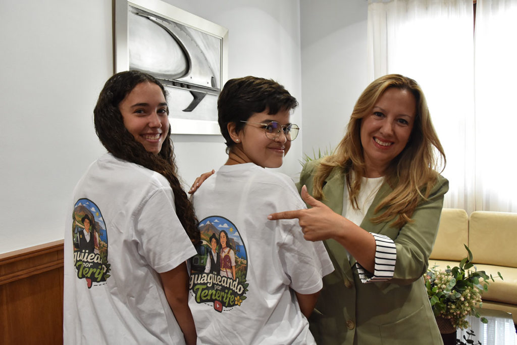 Dos estudiantes recorren las 187 líneas de guaguas de Tenerife para promover la movilidad sostenible