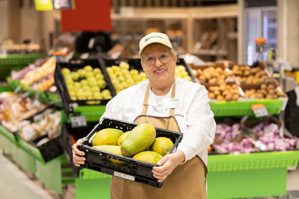 HiperDino apuesta por la papaya canaria y compra 1.000 toneladas de esta nutritiva fruta en 2025