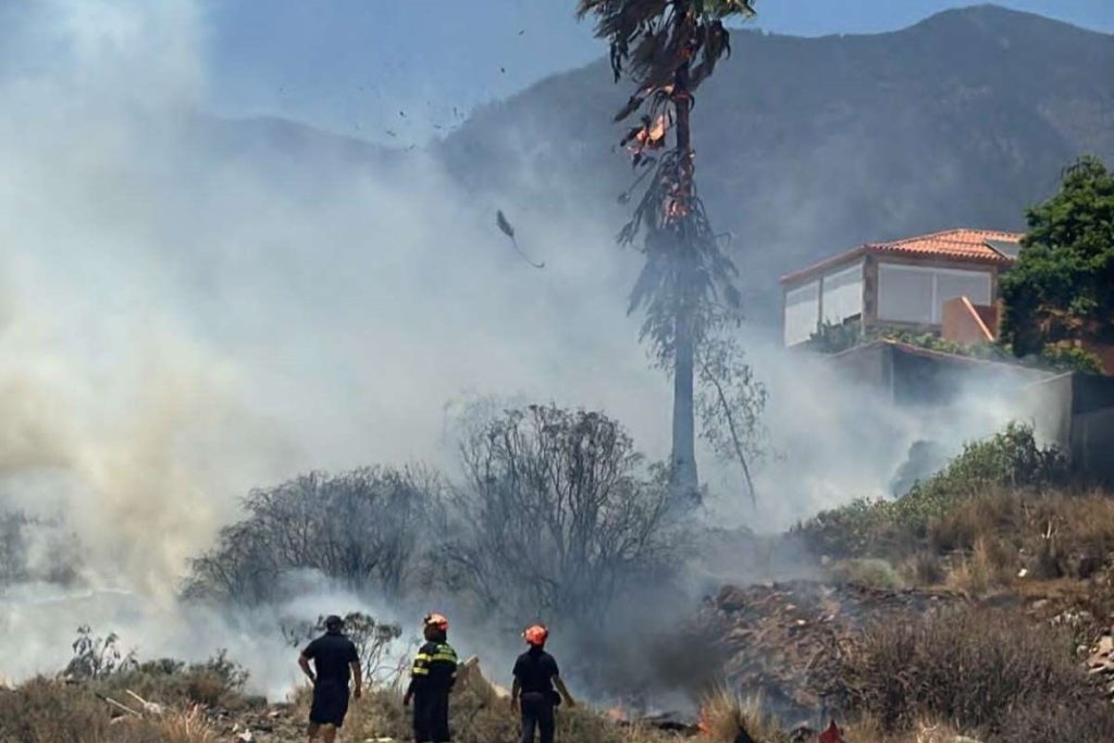 Perimetrado el conato de incendio en Candelaria tras confinar a varios vecinos