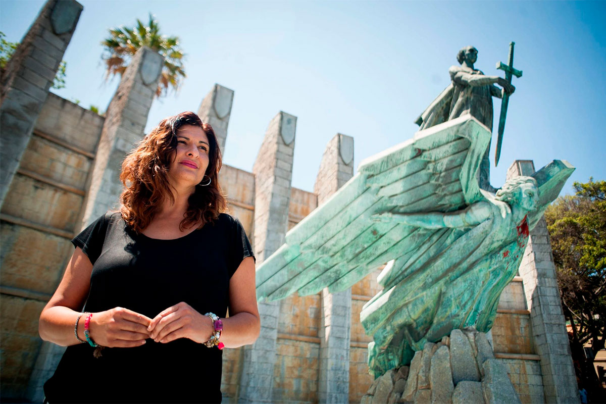 Carmen Luisa Castro frente al Monumento a Franco