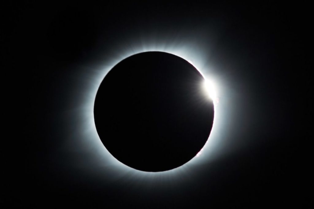 Un eclipse solar en su máximo esplendor en una imagen de archivo. | DA