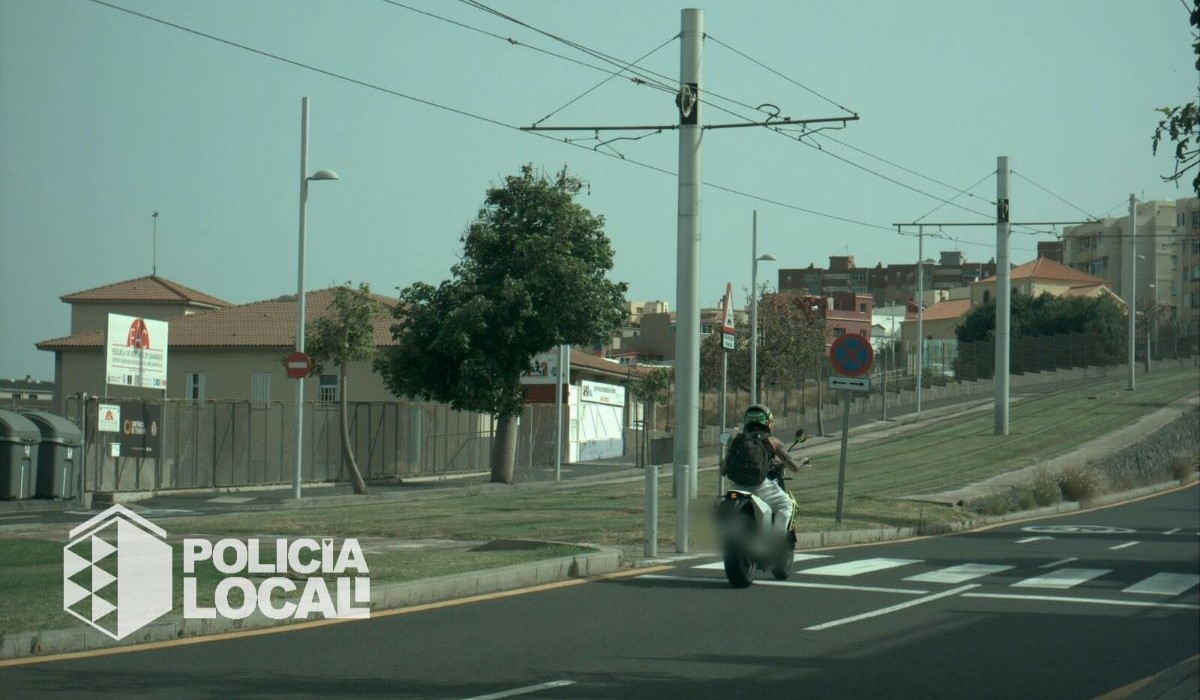 Cazado a 102 km/h en una calle de Santa Cruz limitada a 30: las multas a las que se enfrenta el motorista