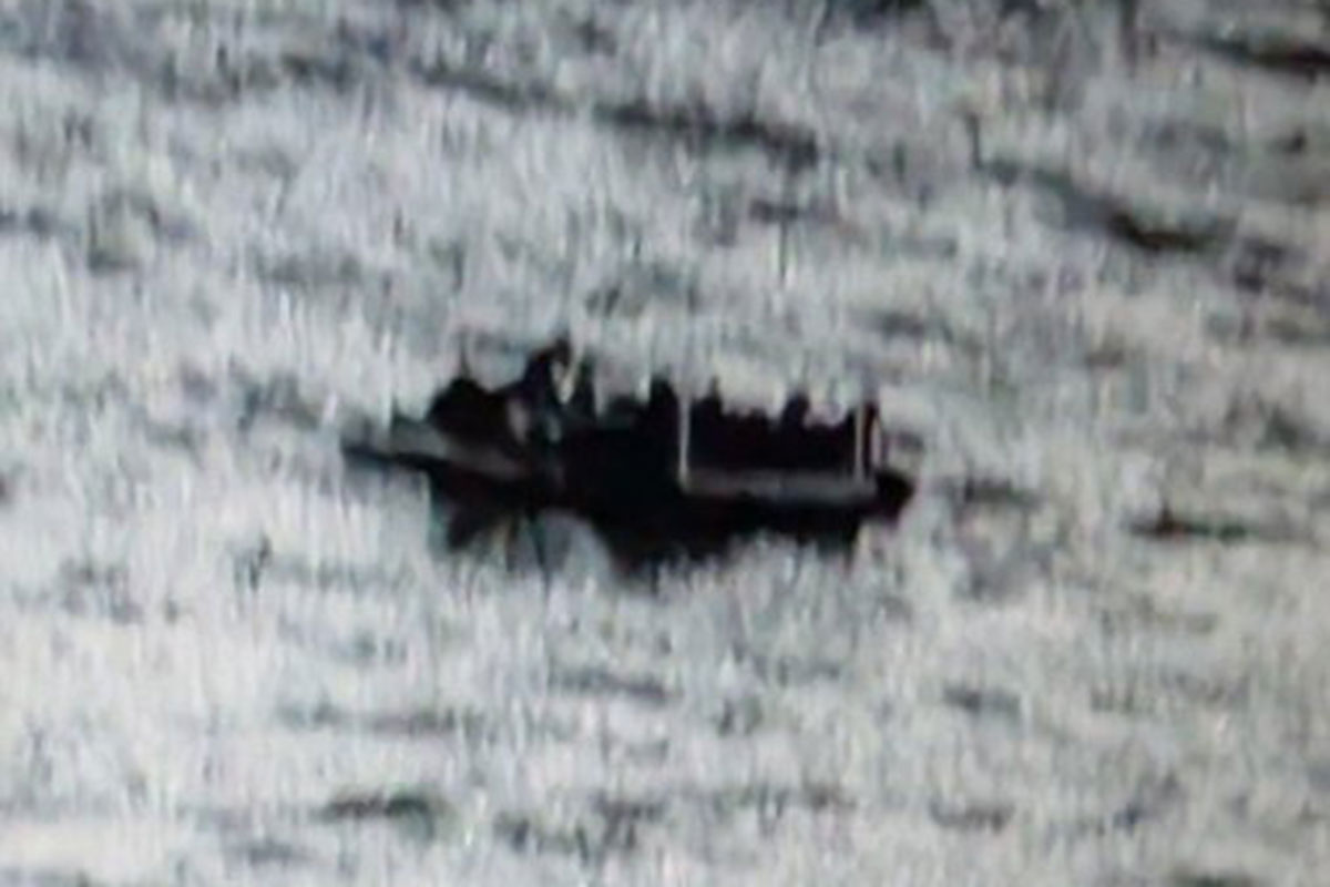 Salvamento rescata a 37 personas de una neumática a la deriva al este de Lanzarote