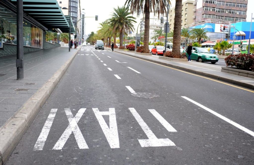 Santa Cruz de Tenerife permitirá aparcar en paradas de taxi durante la noche para aliviar la falta de plazas