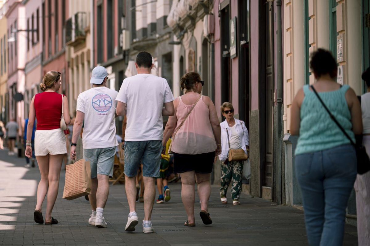 Personas caminando por una de las principales calles comerciales en el casco histórico de La Laguna. | DA