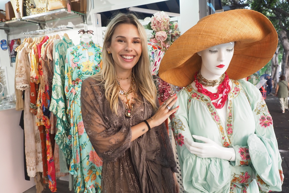 Flores para vestir de moda la Rambla Azul del Mercado Nuestra Señora de África